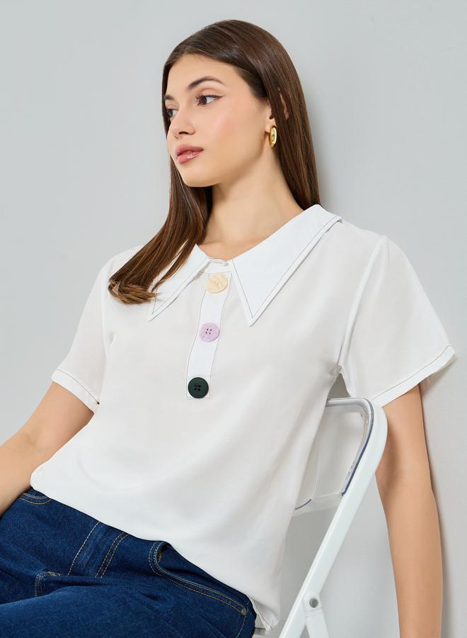 ستايلي بلوزة أبيض بأكمام قصيرة وتفاصيل أزرار - Image 5